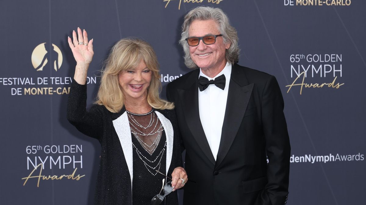 I takhle může vypadat život v osmdesáti: Tanec v plavkách a láhev vína v ruce. Goldie Hawn zkrátka ví, jak žít
