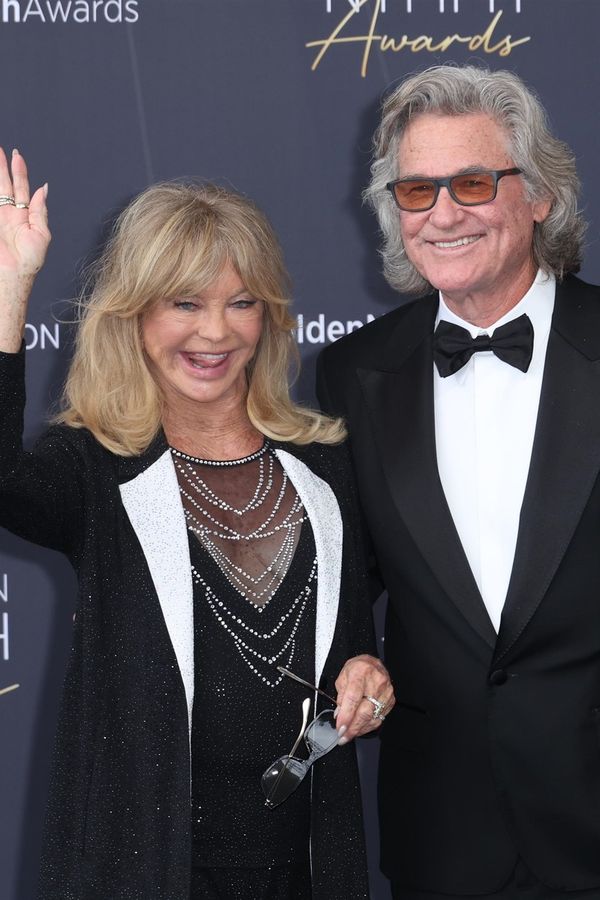 I takhle může vypadat život v osmdesáti: Tanec v plavkách a láhev vína v ruce. Goldie Hawn zkrátka ví, jak žít - fotka 1/1