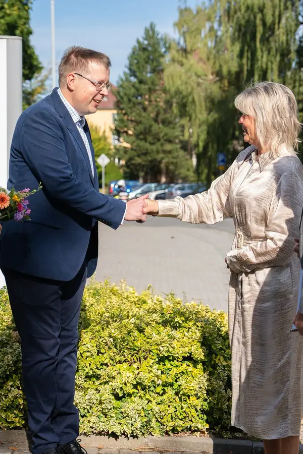 První dáma v „košiložupanu“, či závěsu z hradní jídelny? Béžový model Evy Pavlové fanoušky dost rozdováděl - fotka 1/1