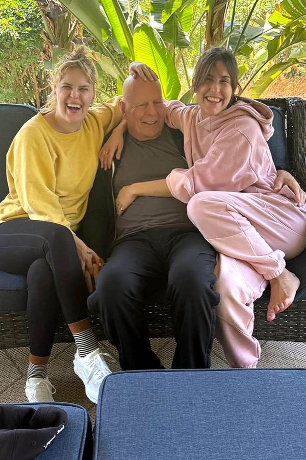Nemocný Bruce Willis nechyběl na svatbě své dcery: Dojemné foto s nevěstou a ženichem zveřejnil slavný magazín - fotka 1/1