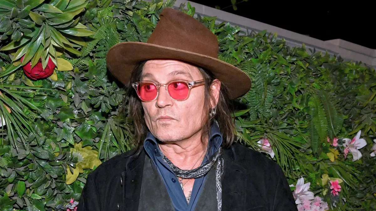 To je zvíře! Johnny Depp požíral výzdobu na večírku. Ukázalo se, že byla umělá. Už to radši zabal, chlape, dozvěděl se