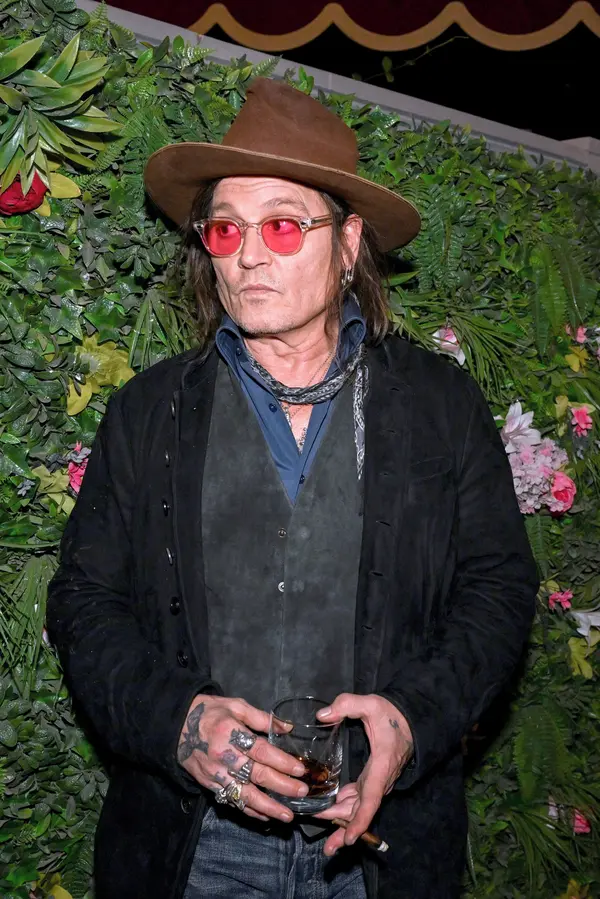 To je zvíře! Johnny Depp požíral výzdobu na večírku. Ukázalo se, že byla umělá. Už to radši zabal, chlape, dozvěděl se - fotka 1/1