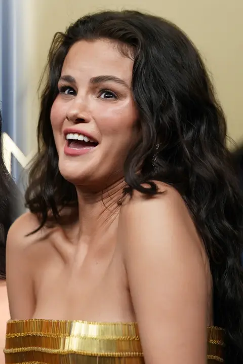 Špatná várka botoxu? Selena Gomez na Emmy zářila ve zlatě, lidé ale víc řešili její křivou tvář