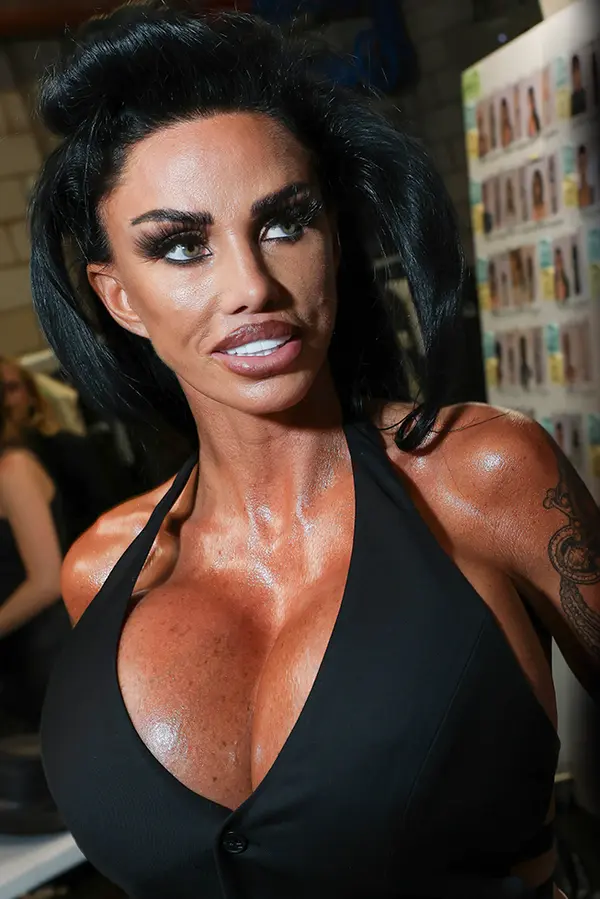 Katie Price si po rozchodu dopřála nová prsa. ‚Největší melouny kariéry‘ poprvé ukázala při návratu na přehlídkové molo - fotka 1/1