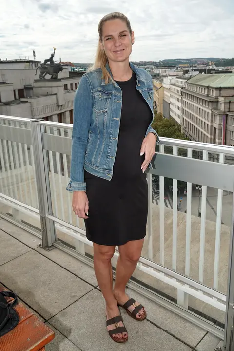 Vítězka Zrádců Mia se v pokročilém stádiu těhotenství ukázala ve společnosti: Konečně nemám placatý zadek, pochvaluje si