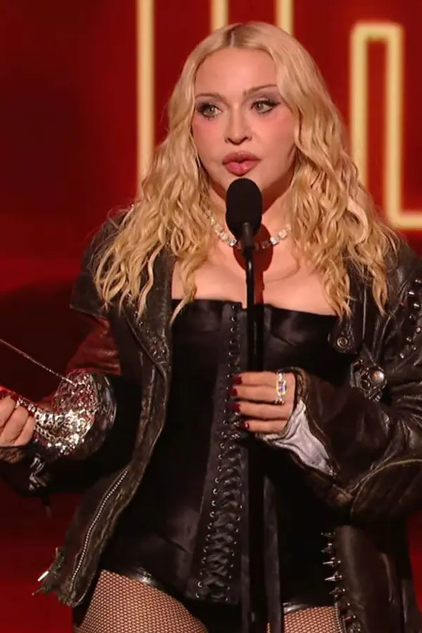 Zmatená, v plence a na playback: Madonně se vysmáli za poslední vystoupení. Hejtrům teď zpěvačka odpověděla po svém - fotka 1/1