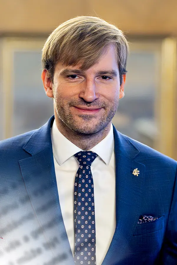 Glosa: Seznamte se, Adam Vojtěch! Šmírování podřízených mu jde náramně, ale hlavní humus je jinde - fotka 1/1
