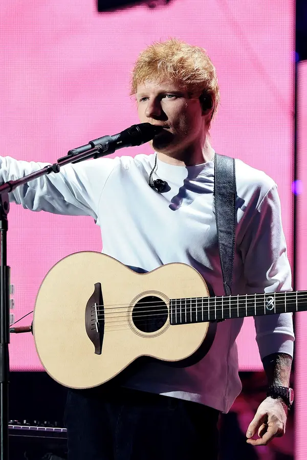 Chtěl se držet stranou od politiky, ale nakonec kvůli ní přišel o všechny: Ed Sheeran zůstal na turné sám - fotka 1/1