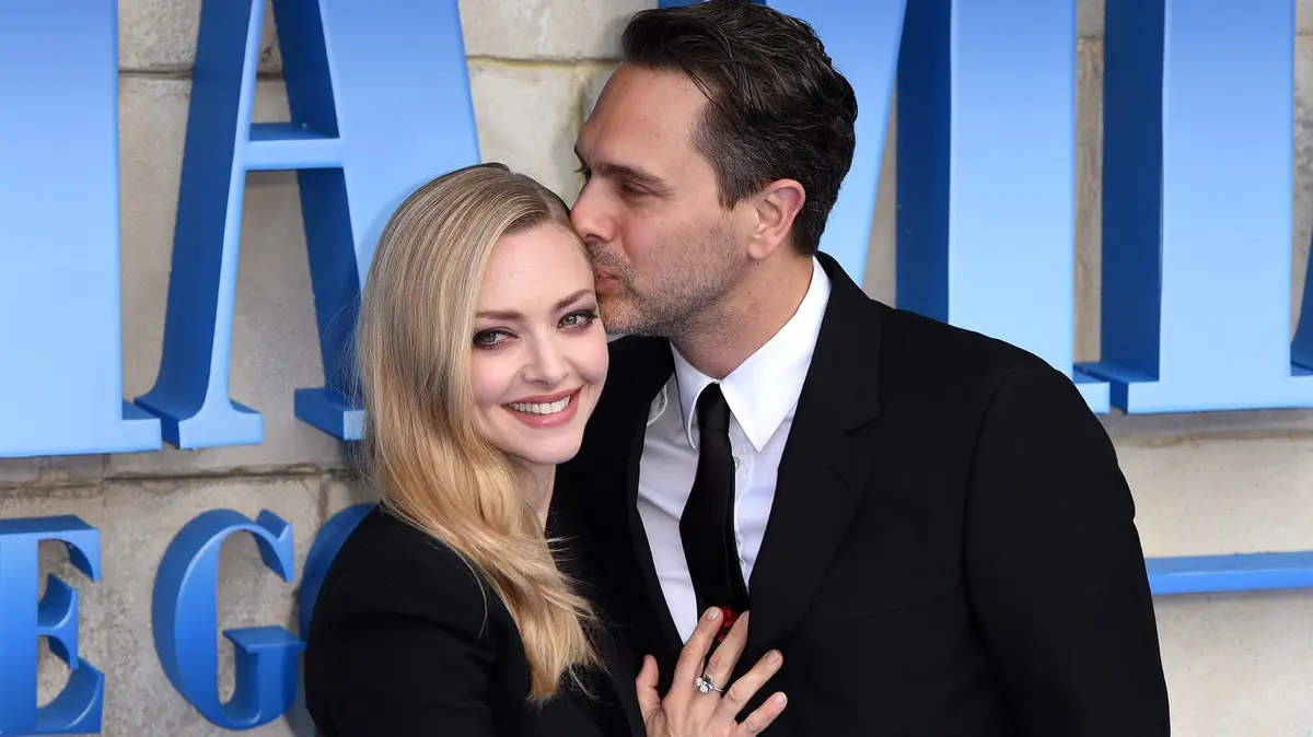 Konec po deseti letech: Překrásná Amanda Seyfried se rozešla s manželem a otcem svých dětí Sadoskim