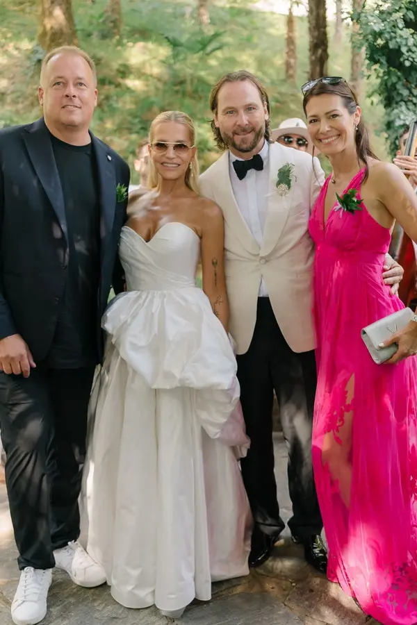 Nejkrásnější česká lékárnice a šéf fotbalového svazu na svatbě Rolins a Nedvěda: Další fotky z veselky roku! - fotka 1/1