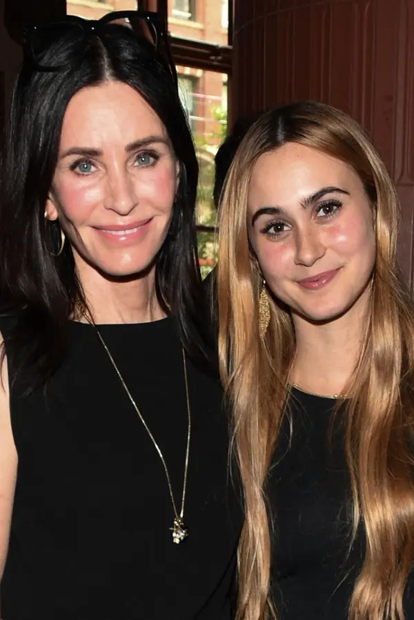 Po mamince zdědila krásu i talent: Courteney Cox vyvedla jedinou dceru. V černých šatech vypadaly jako sestry - fotka 1/1
