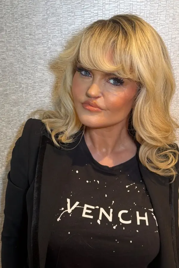 Je to vážně ona? Kokainová královna mezi herečkami vypadá skvěle. Po zborceném nosu ani památka - fotka 1/1
