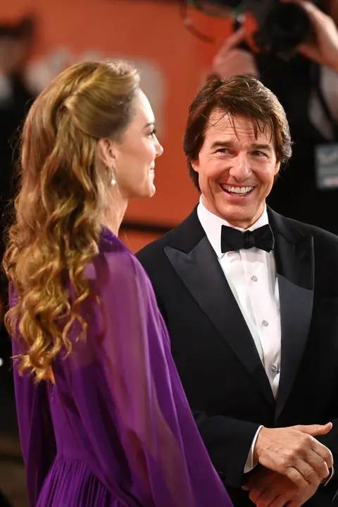 Princezna Kate ozdobou premiéry! Ve fialové róbě a náušnicích po Dianě zastínila i Toma Cruise. Ten z ní nespustil oči