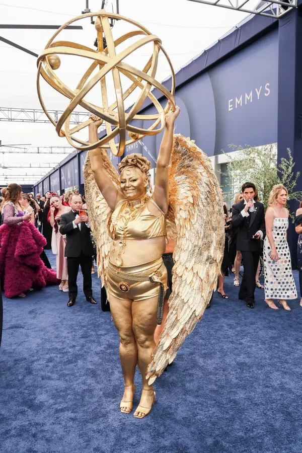 Tolik práce a pak sklidí otrávené reakce: Herečka se chtěla stát živoucí sochou Emmy. A takhle to dopadlo - fotka 1/1