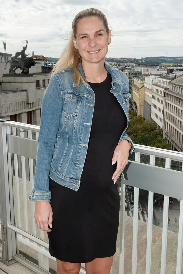 Vítězka Zrádců Mia je maminkou. Fanouškům ukázala rozkošnou fotku a díky barvě oblečku zřejmě prozradila pohlaví  - fotka 1/1