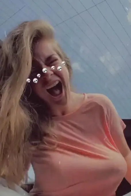 Její „povislá prsa“ dráždí muže! Jedni ji urážejí, druzí je milují. Nebinární influencerka má jasný vzkaz - fotka 1/1