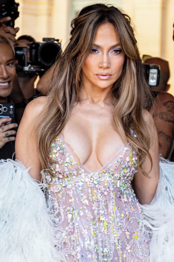 Nejkrásnější žena světa? Jennifer Lopez vystavila křivky v divokých plavkách. Výstřih končil pořádně nízko - fotka 1/1