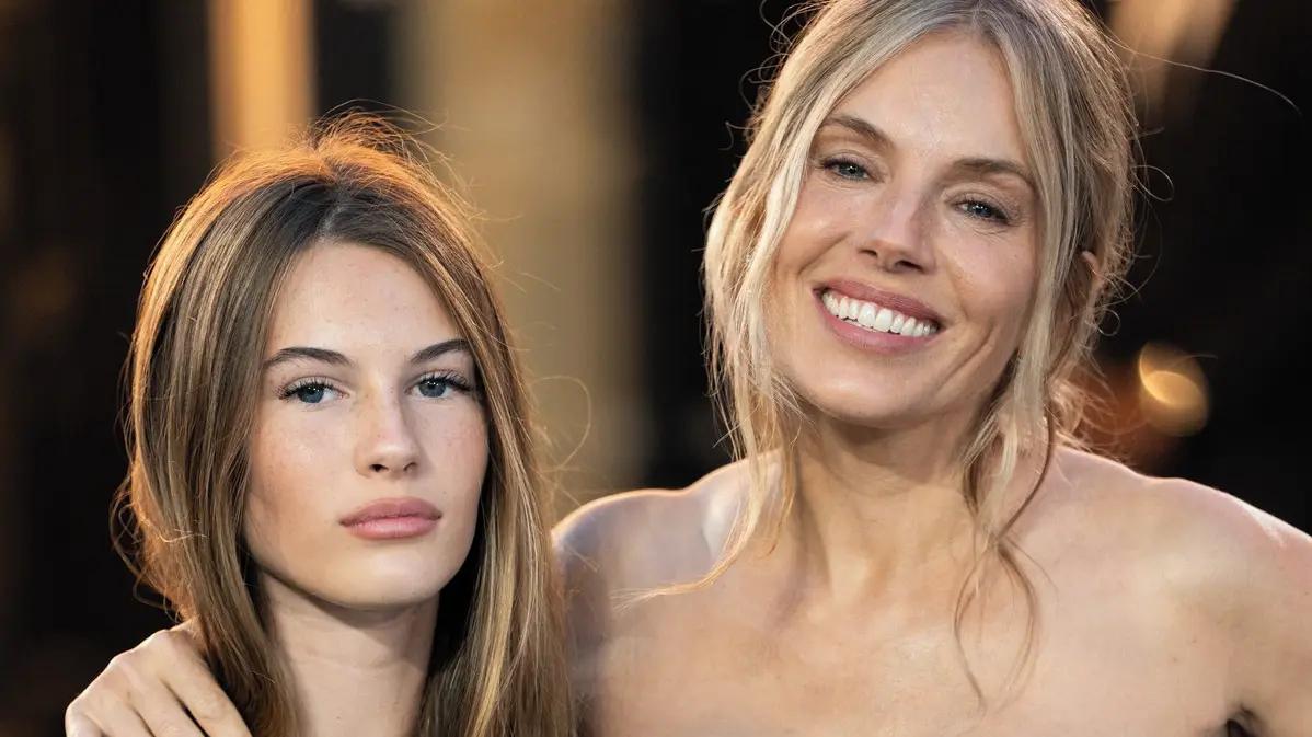 Ta je snad ještě půvabnější než maminka! Sienna Miller ukázala dospívající dceru. Rozená modelka, žasnou fanoušci