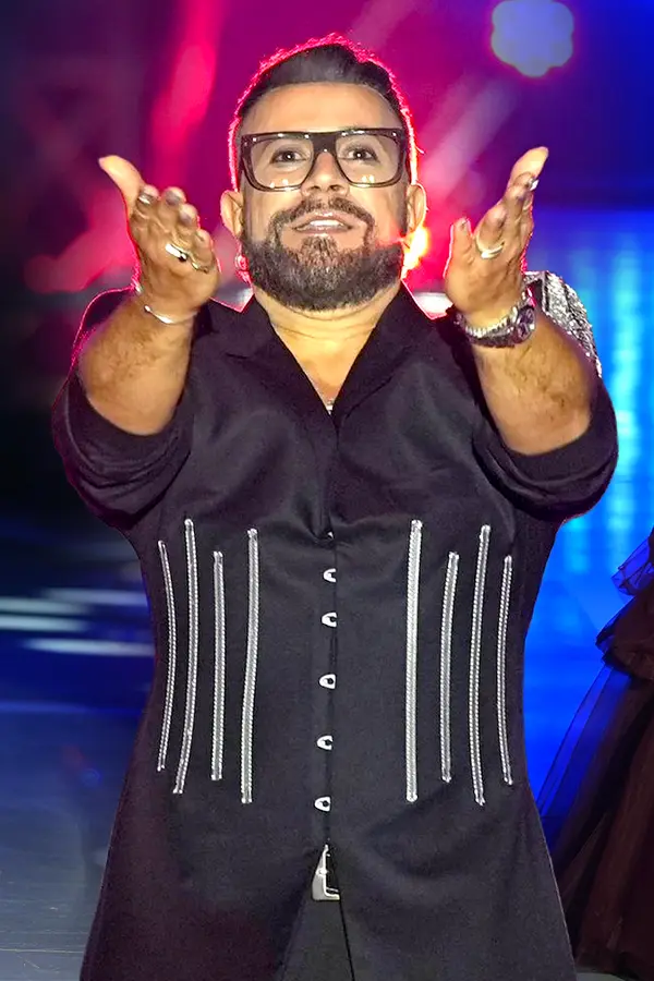 Prsa, kam se podíváš! Show Osmanyho Laffity v Letňanech přetékala hlubokými výstřihy. Šokovala nahá Krainová - fotka 1/1