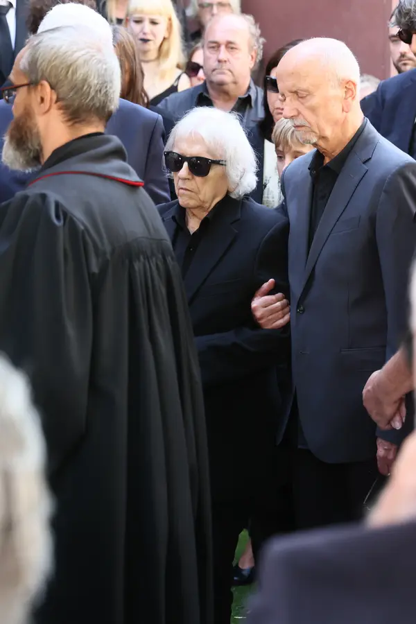 Václav Neckář dal poslední sbohem jedinému synovi. Zádušní mše proběhla na místě plném vzpomínek - fotka 1/1