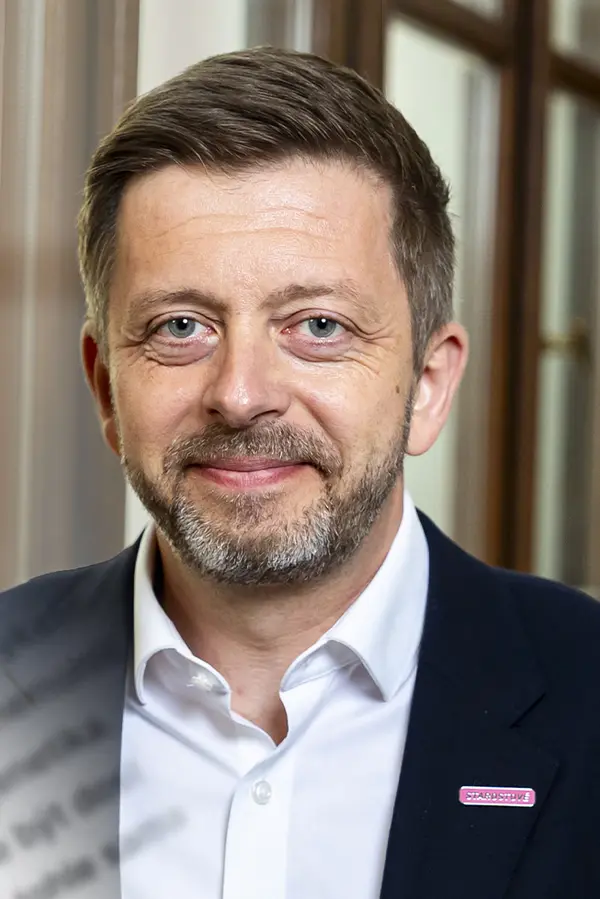 Glosa: Jede vláček z Kolína, kouří se mu z komína. Kupka se z vehiklu ODS smutně dívá Rakušanovi na záda - fotka 1/1