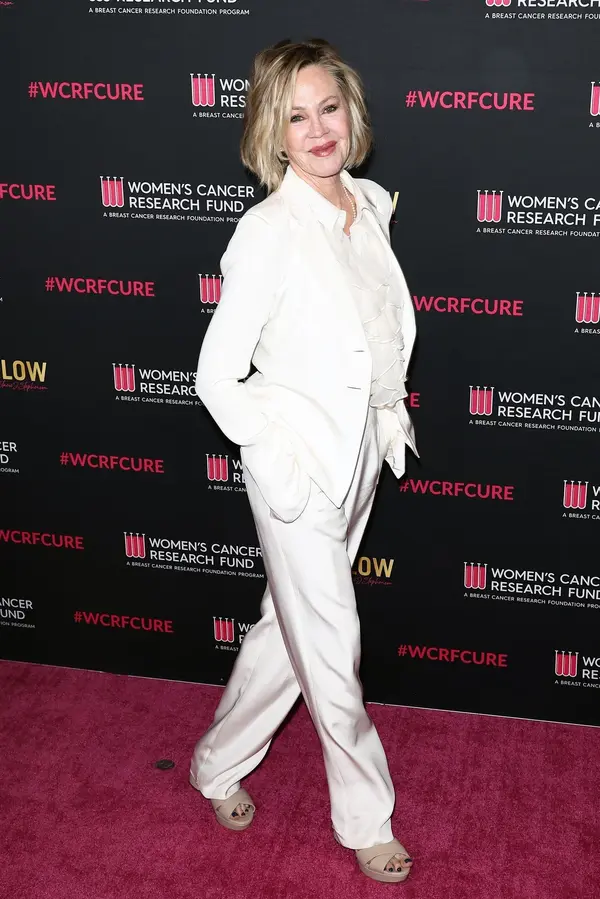 Melanie Griffith (69) předvedla své štíhlé křivky v hodně vykrojených plavkách. Dočkala se poklon i posměšků  - fotka 1/1