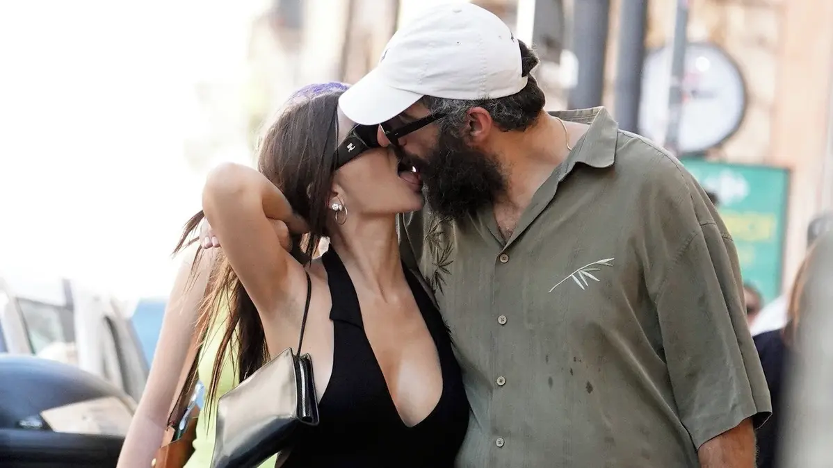 Jazykové tornádo uprostřed Říma! Emily Ratajkowski na dovolené s přítelem zaujala nejen propastně hlubokým výstřihem
