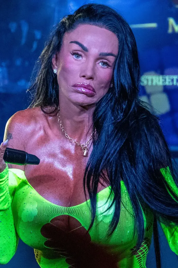 Královna plastik Katie Price se po osmi měsících rozvádí: Manžel tvrdil, že má na účtu miliony, našla tam 60 korun! - fotka 1/1