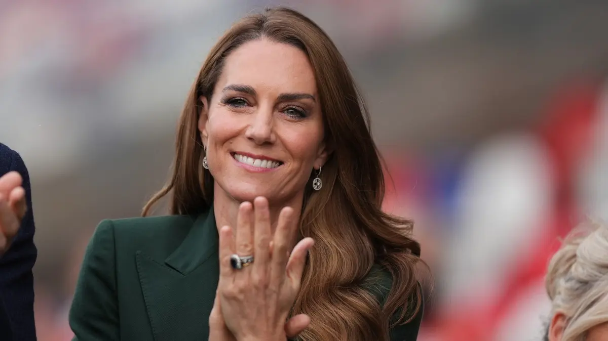 Princezna Kate hvězdou mezi „tvrďáky“ ragbisty: Zářila v elegantním saku a zaujala oblíbeným kouskem ze své šperkovnice