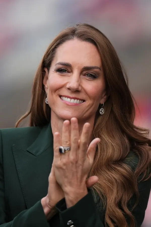 Princezna Kate hvězdou mezi „tvrďáky“ ragbisty: Zářila v elegantním saku a zaujala oblíbeným kouskem ze své šperkovnice - fotka 1/1