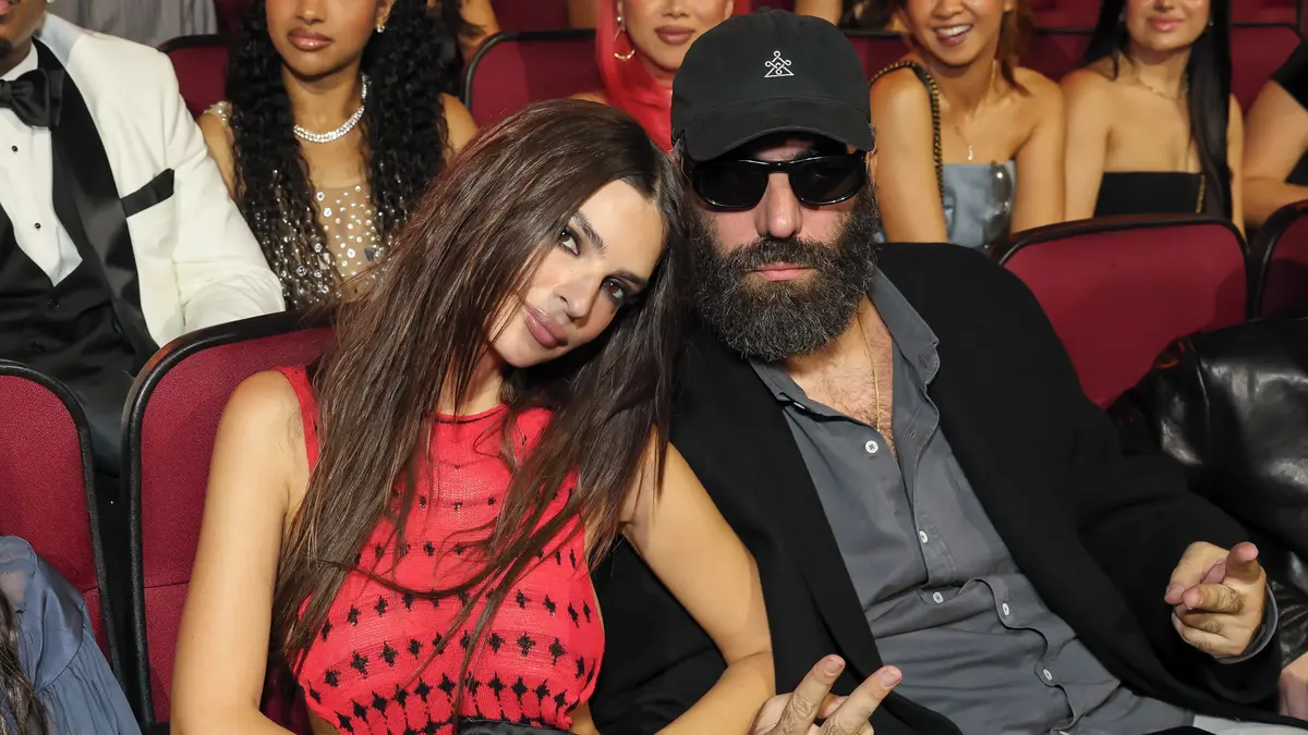 Zepředu byznys, zboku party: Emily Ratajkowski dělil od úplného odhalení jen proužek látky