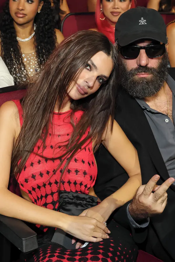 Zepředu byznys, zboku party: Emily Ratajkowski dělil od úplného odhalení jen proužek látky - fotka 1/1