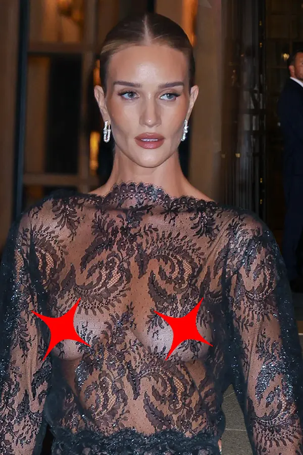 V Paříži odhalila ňadra v krajce už i Rosie Huntington-Whiteley: V jejím případě se jistě nikdo nezlobil - fotka 1/1