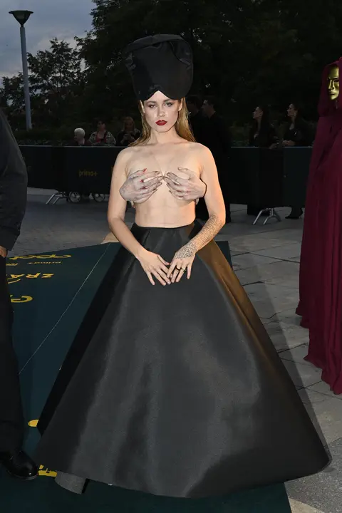 Šok na premiéře Zrádců! Účastnice nové řady dorazila v odvážném outfitu, prsa jí držely ruce mrtvoly