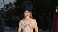 Šok na premiéře Zrádců! Účastnice nové řady dorazila v odvážném outfitu, prsa jí držely ruce mrtvoly