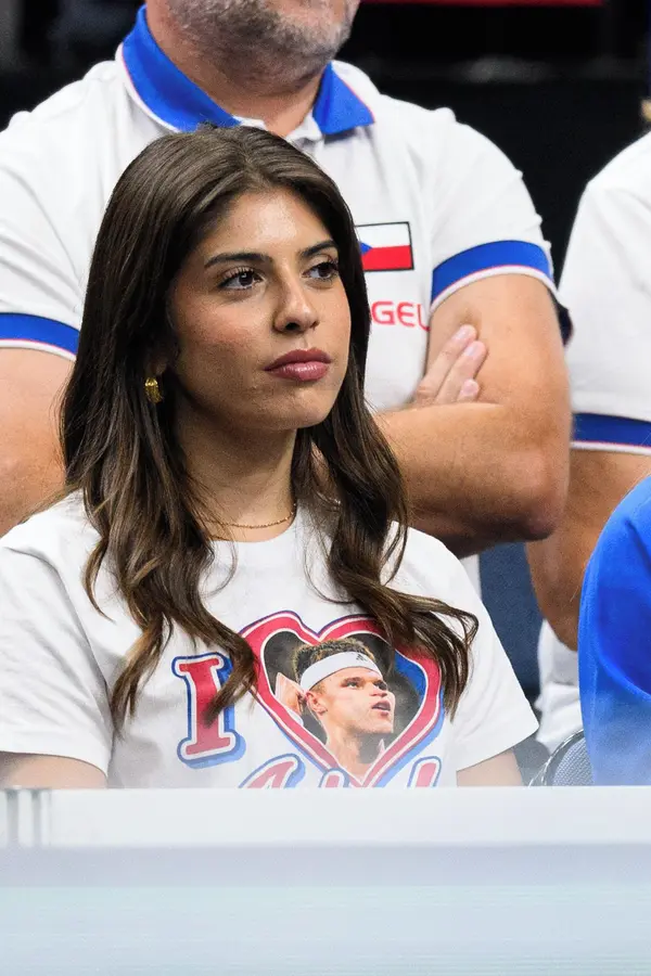 Nejen Lucie Neumannová. Menšíkovi v Davis Cupu fandí i jeho sexy Argentinka. Oblékla tričko s romantickým vyznáním - fotka 1/1
