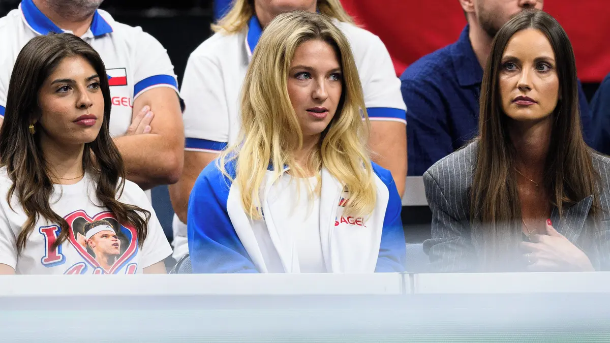 Nejen Lucie Neumannová. Menšíkovi v Davis Cupu fandí i jeho sexy Argentinka. Oblékla tričko s romantickým vyznáním