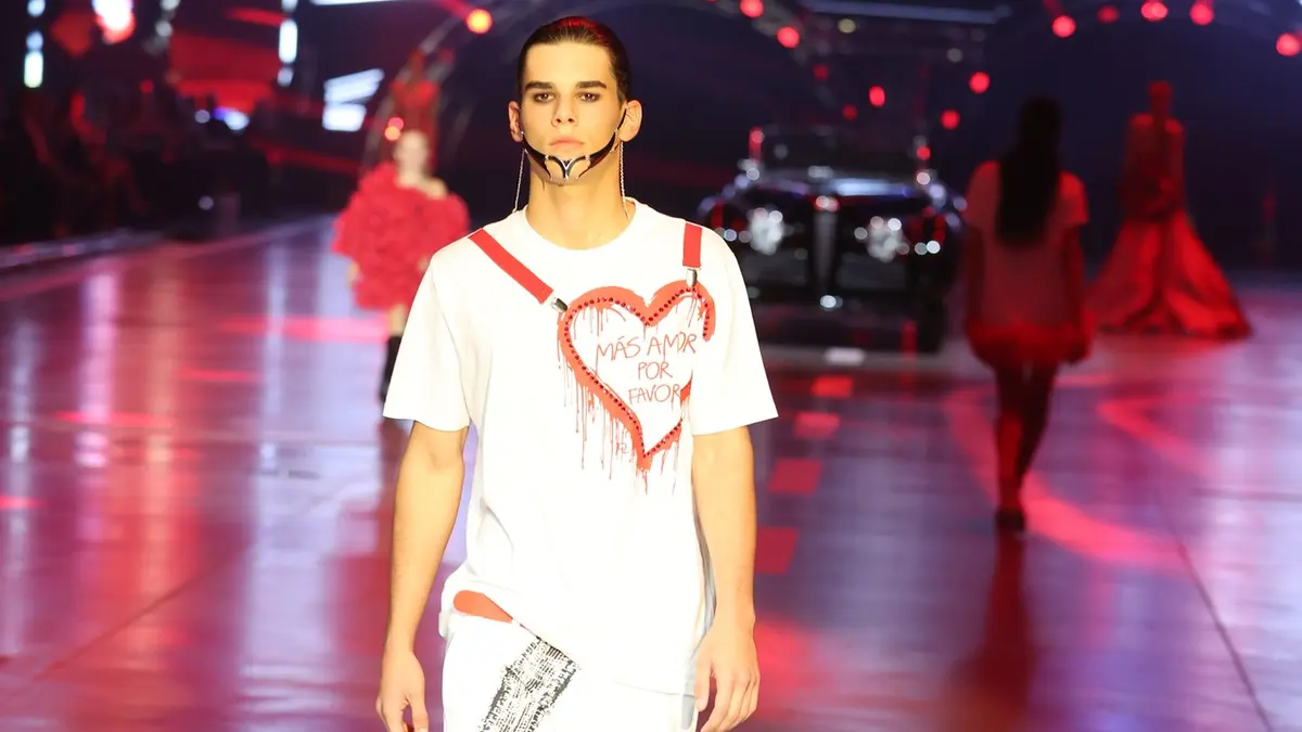 Dvacetiletý syn Emanuele Ridiho poprvé na přehlídkovém mole jako model! Z Giacoma vyrostl neuvěřitelný fešák