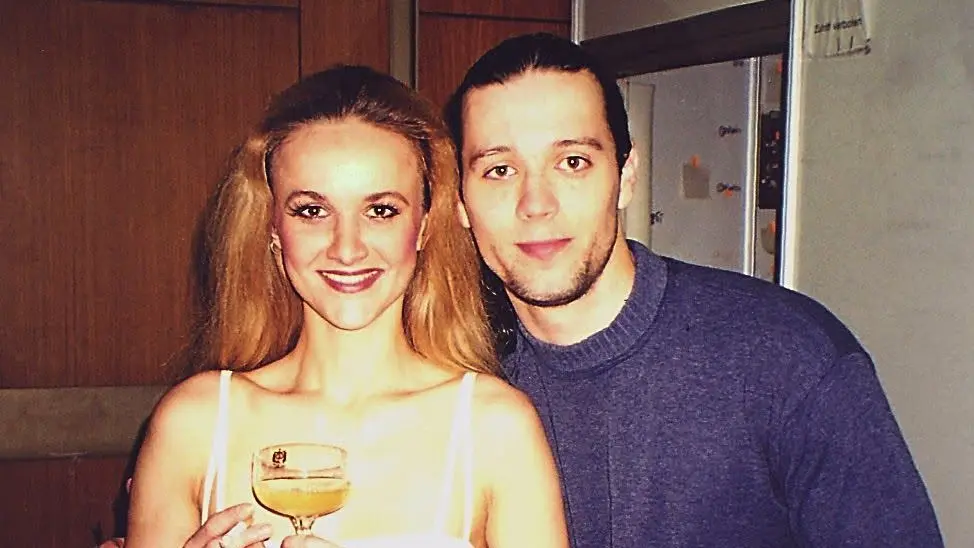 Poznáte je? Z mladé blondýnky vyrostla známá zpěvačka, z jejího parťáka se stal moderátor