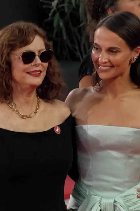 Novodobá Audrey Hepburn. Pohled na Alicii Vikander bere dech. A Susan Sarandon (79)? Prý stále ‚sexy puma‘