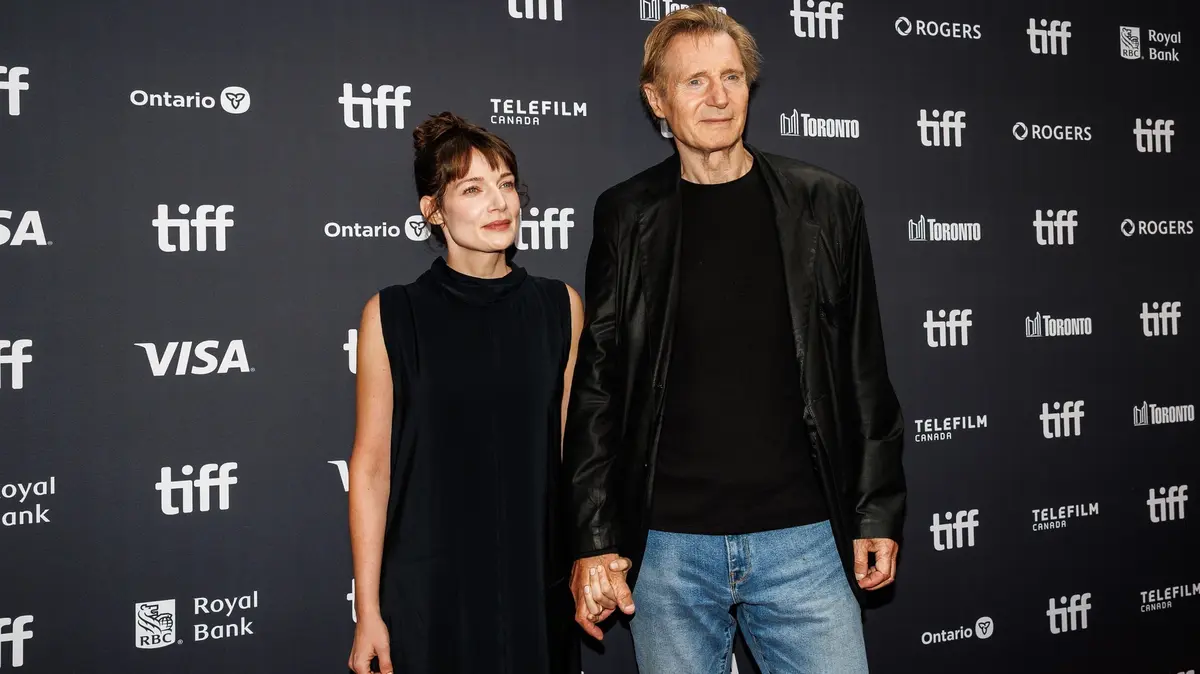 Liam Neeson po eskapádě s Pamelou Anderson přišel ruku v ruce s úplně jinou kolegyní