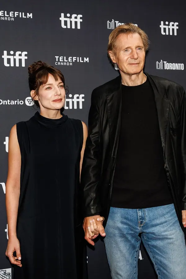 Liam Neeson po eskapádě s Pamelou Anderson přišel ruku v ruce s úplně jinou kolegyní - fotka 1/1