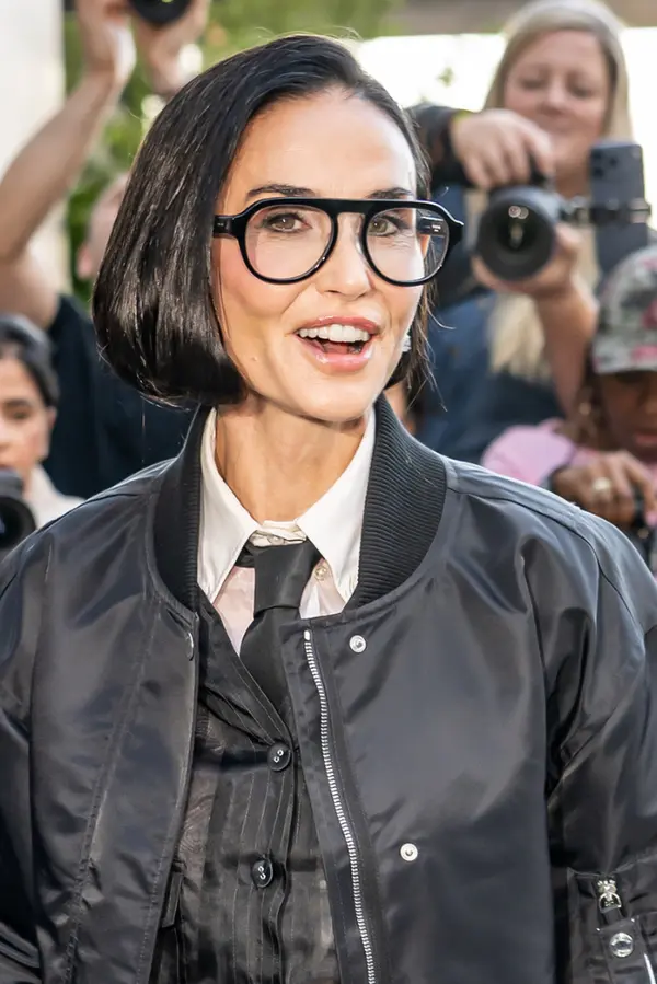 Proboha, kam dala vlasy? Demi Moore zaskočila fanoušky. Bez své slavné hřívy vypadá úplně jinak - fotka 1/1