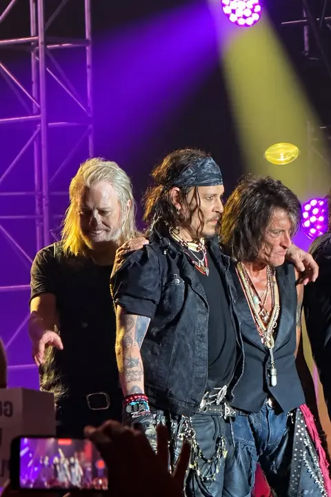 VIDEO: Johnny Depp si podmanil Prahu: Když hrábl do kytary a spustil zpěv, roztály fanynky jako kostky ledu v Karibiku