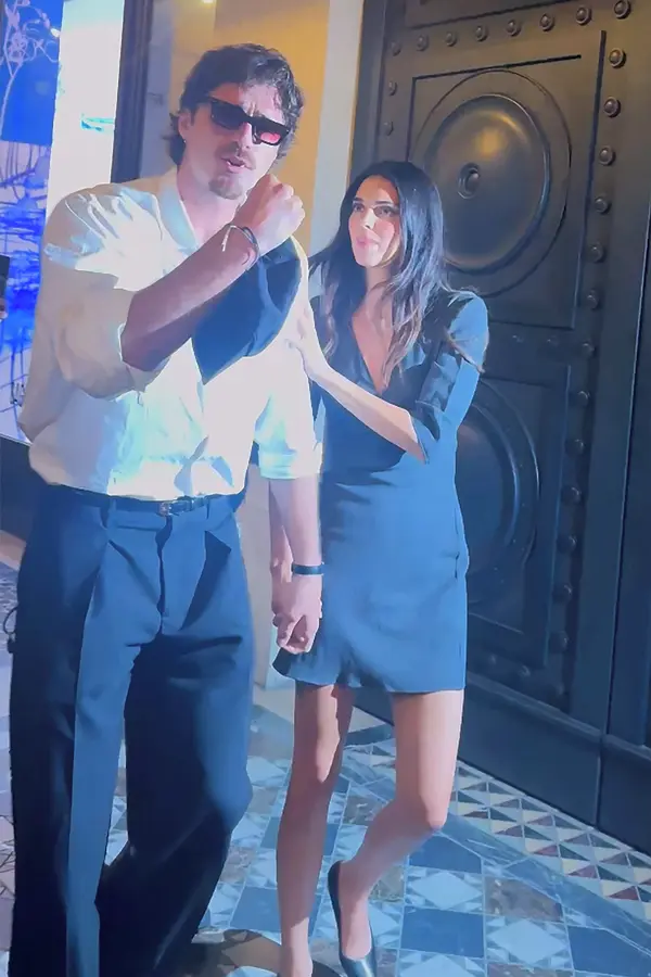 Jacobu Elordimu málem ruply nervy: Dotěrní paparazzi jim s Kendall lezli i do auta. Jenner ho musela krotit - fotka 1/1