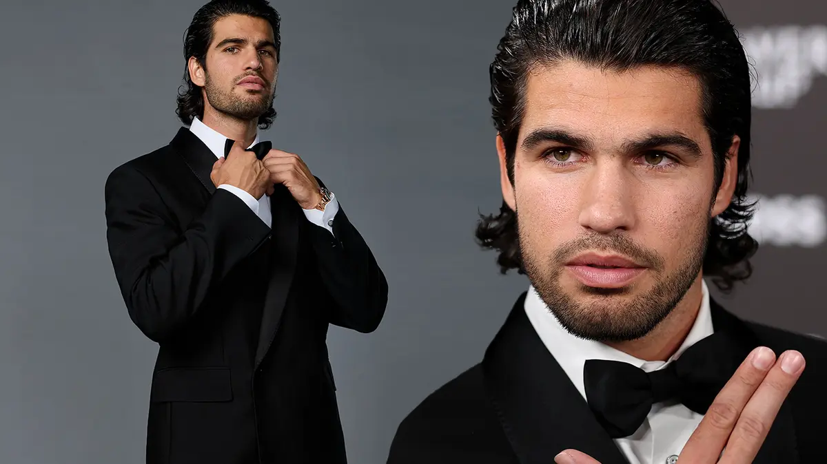 Nový Bond na scéně! Nejmladší tenisová jednička Carlos Alcaraz nahodil smoking a fanynky šly do kolen
