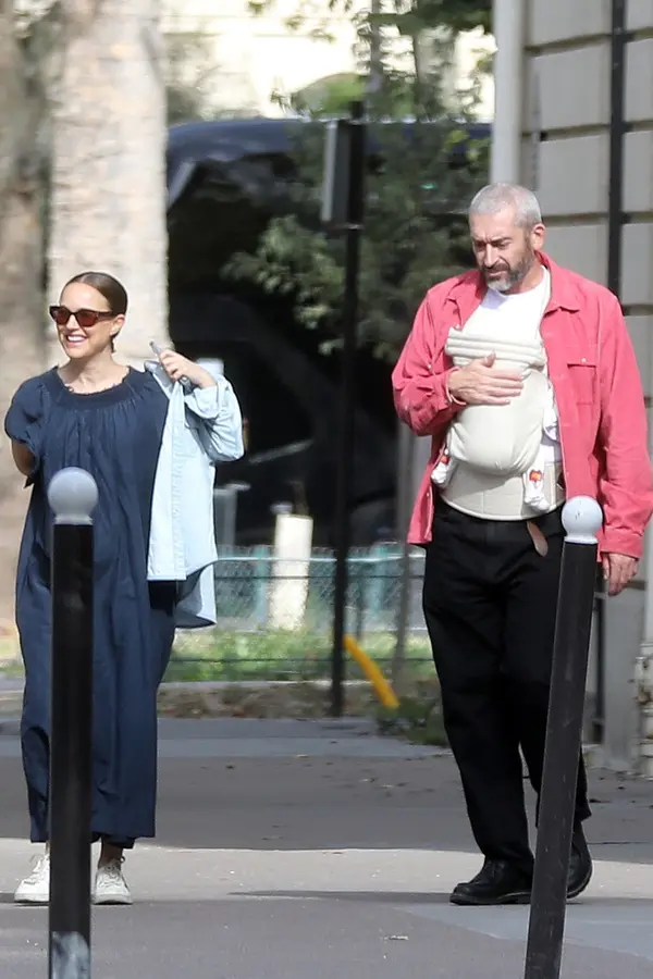 Natalie Portman je v pětačtyřiceti trojnásobnou maminkou. První foto páru s miminkem!  - fotka 1/1