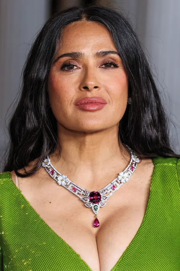 S hlubokým výstřihem skončila hluboko v dortu: Salma Hayek slavila 60! Jednou ji do polevy strčila i Angelina Jolie - fotka 1/1