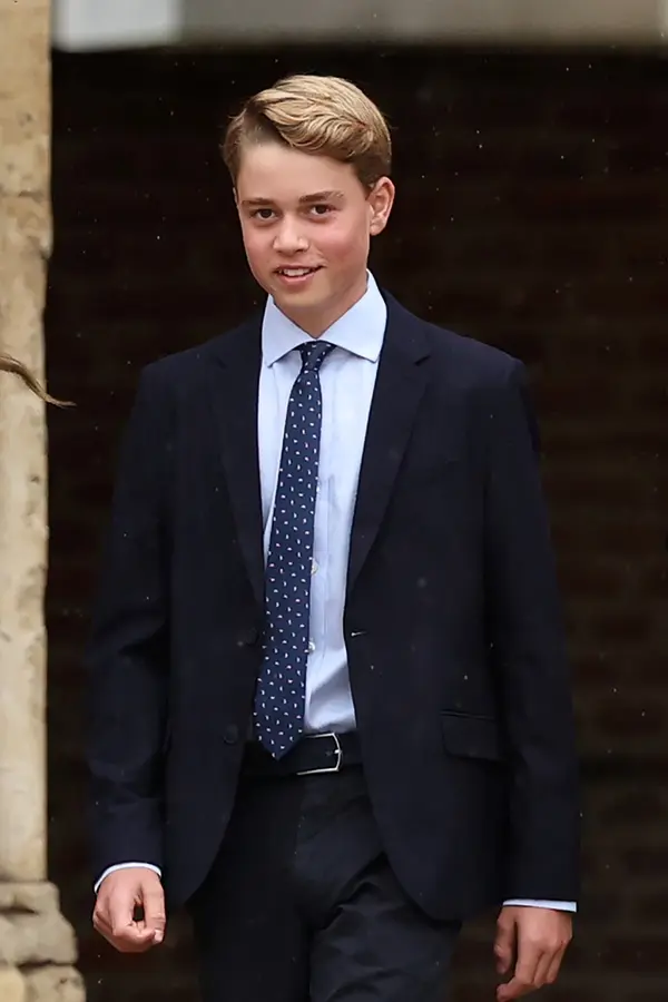 Parádní uniforma a kouzelný úsměv. Královští zveřejnili fotky z 1. školního dne prince George. Fanoušci jsou nadšení - fotka 1/1