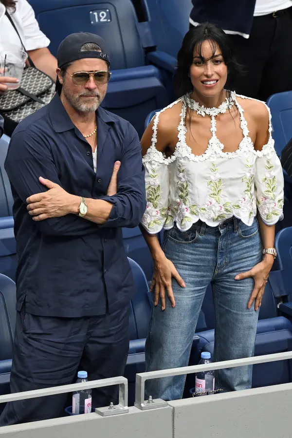 Pitt s přítelkyní schytali na US Open hroznou bídu: Ines volila tak originální halenku, až to lidé nerozdýchali - fotka 1/1